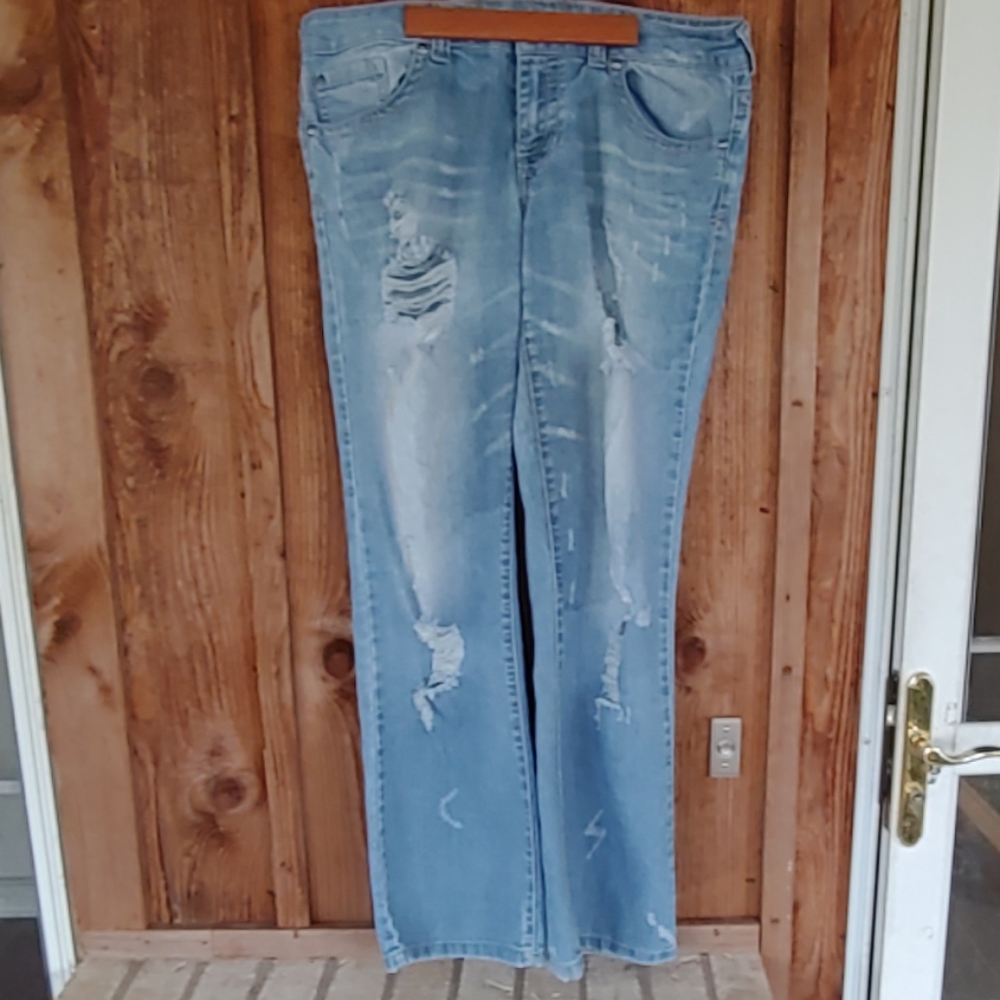 Destroyed boyfriend style jeans